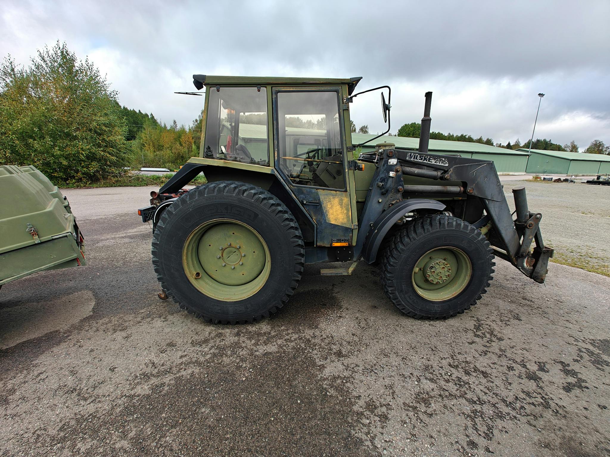 Traktori, jossa on etukuormaaja. Mukana ei tule kauhaa.