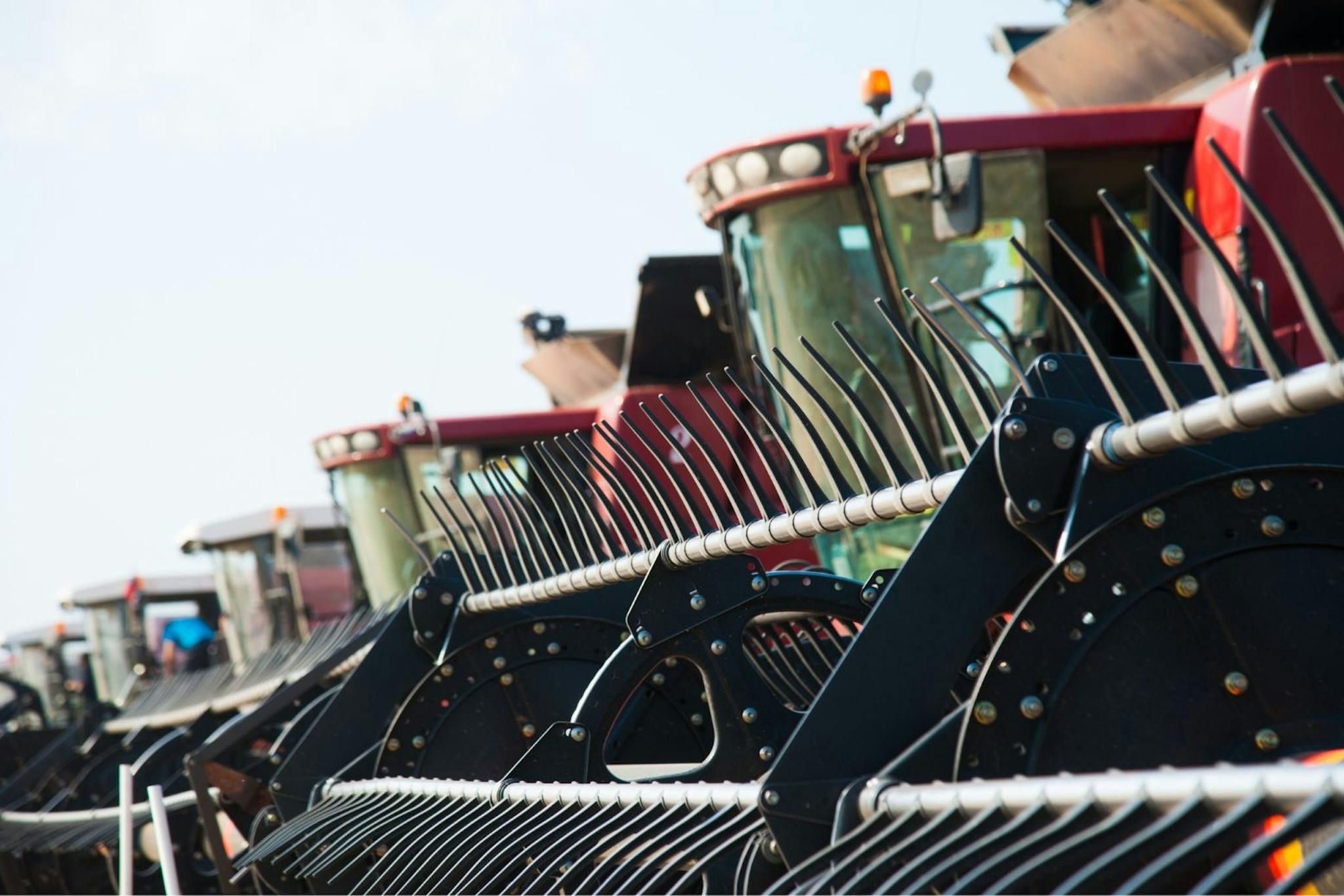 työkoneharvesterit rivissä