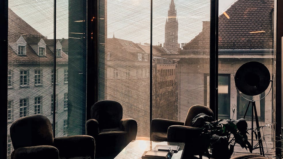 Kontor med utsikt över stad