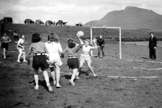Handboltastúlkur úr Reykjavík keppa utanhúss á Akranesi sumarið 1944.