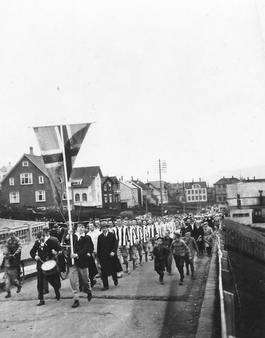 Skrúðganga. Setningarhátíð Íslandsmótsins í knattspyrnu árið 1929. Mótið hófst ætíð á skrúðgöngu úr miðbænum að Melavelli.