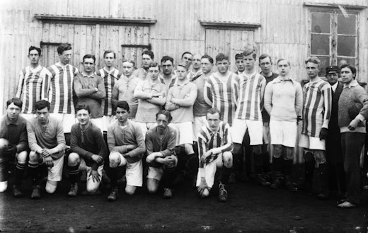 Hópmynd af kappliði Akademisk boldklub og Reykjavíkurúrvalsins sumarið 1919.