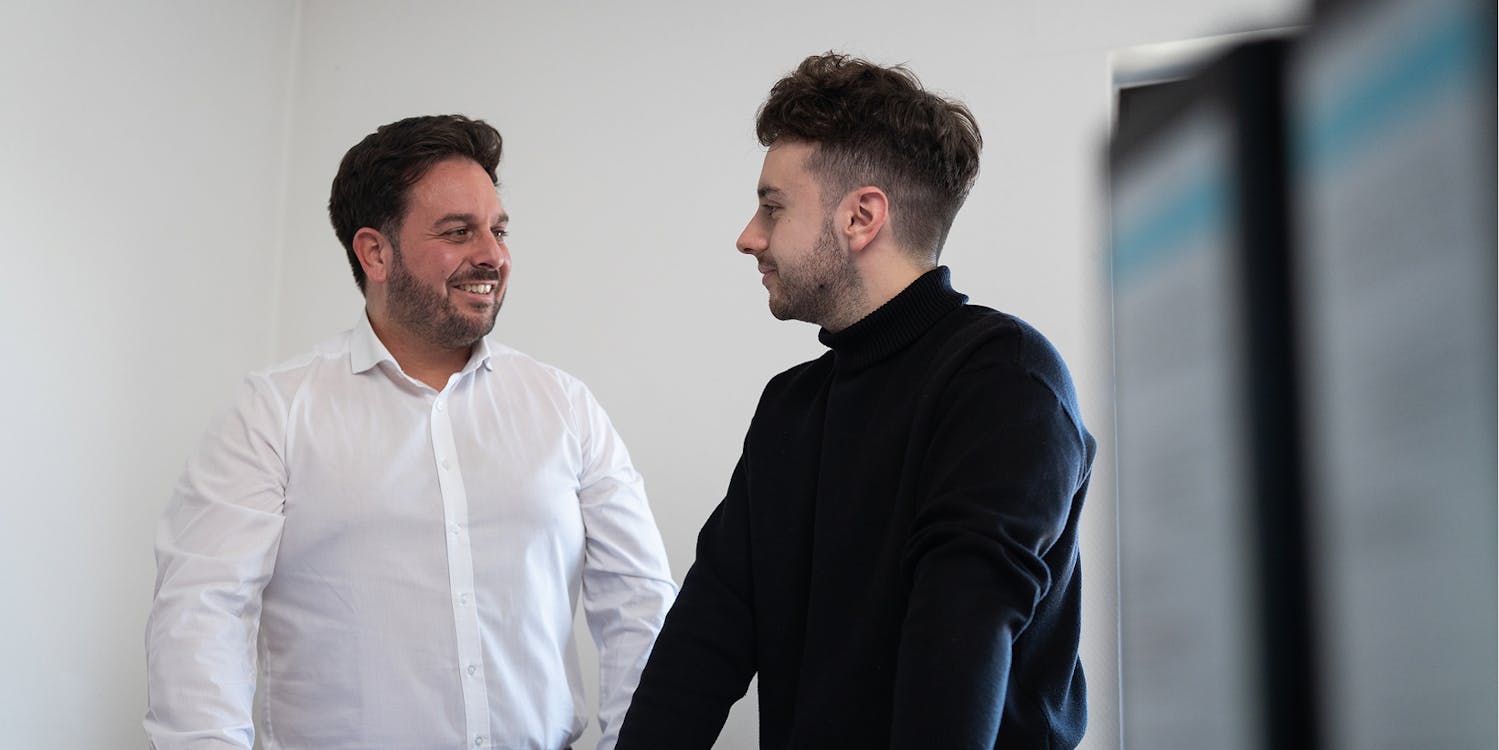 Mitarbeiter bei der Projektplanung einer Mittelspannungsanlage Mitarbeiter bei der Projektplanung einer Mittelspannungsanlage