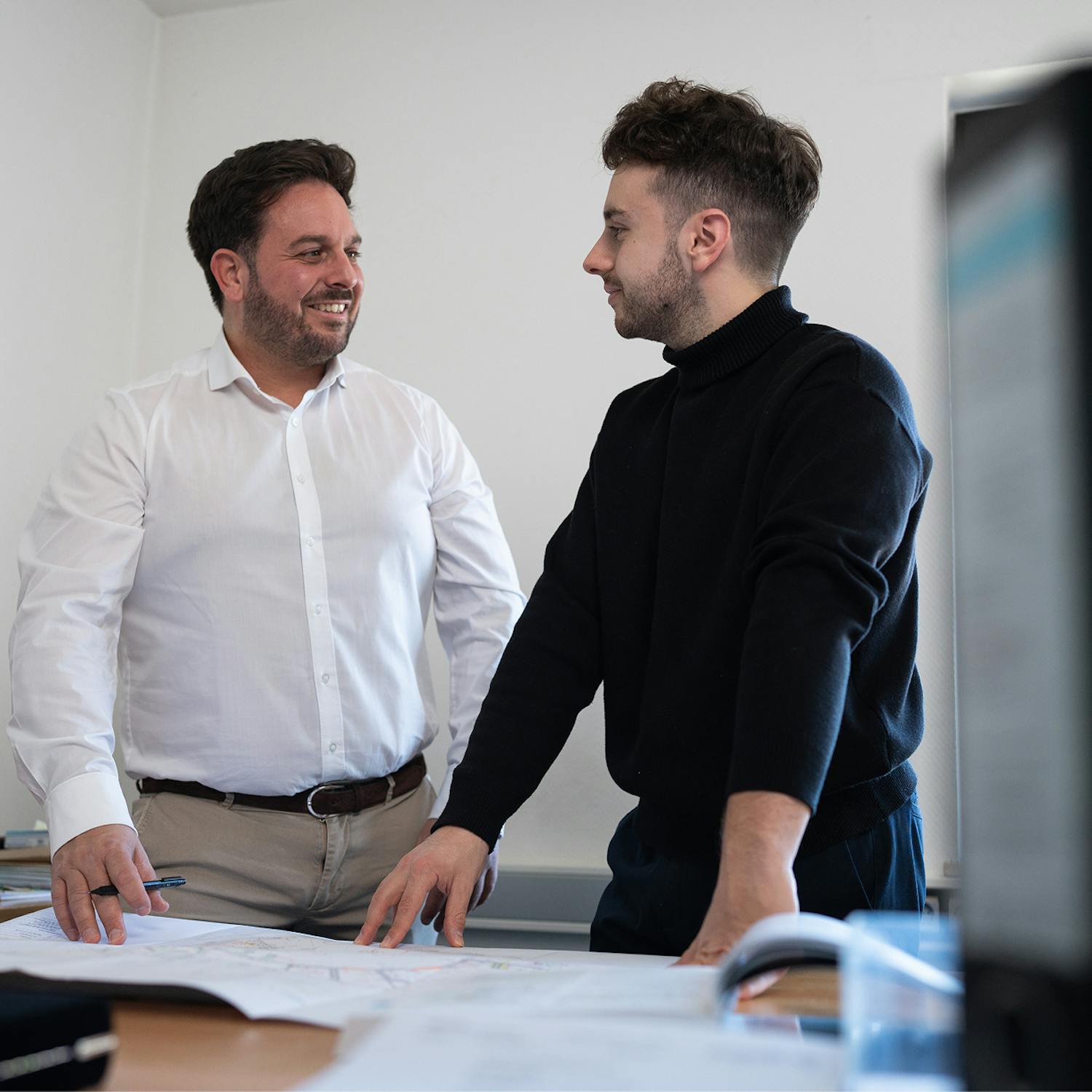 Mitarbeiter bei der Grundlagenermittlung für die Elektroplanung