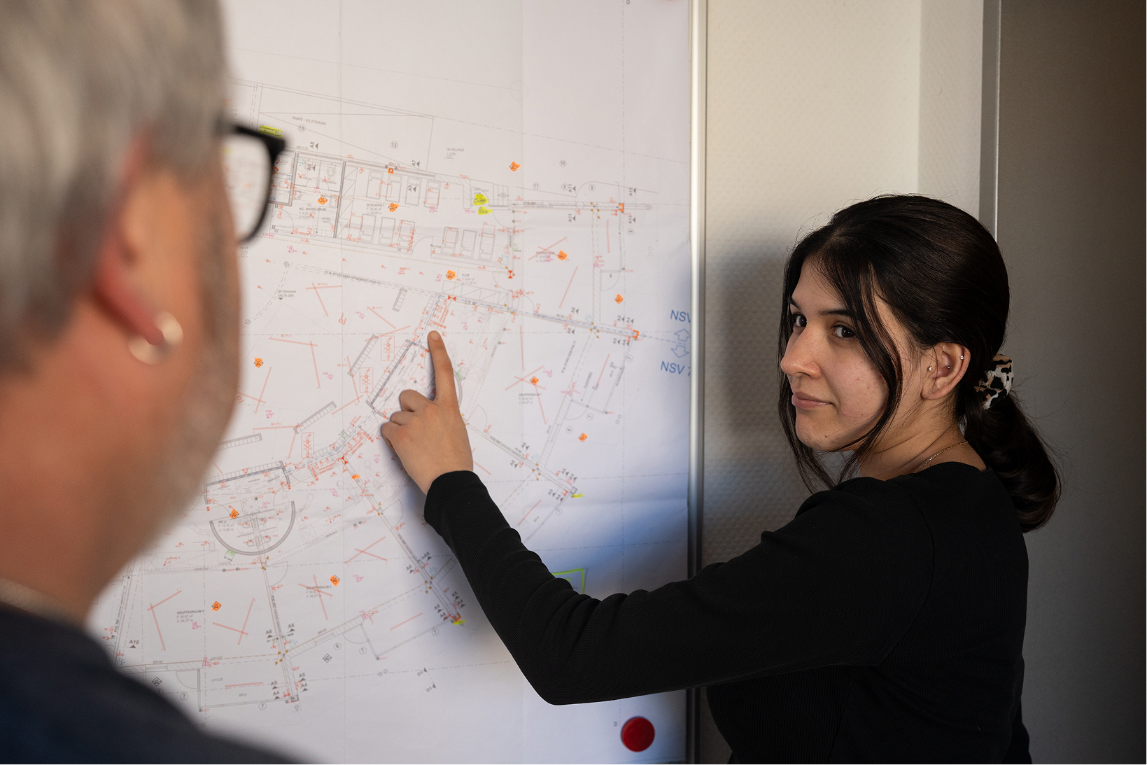 Mitarbeiter bei der technischen Projektplanung