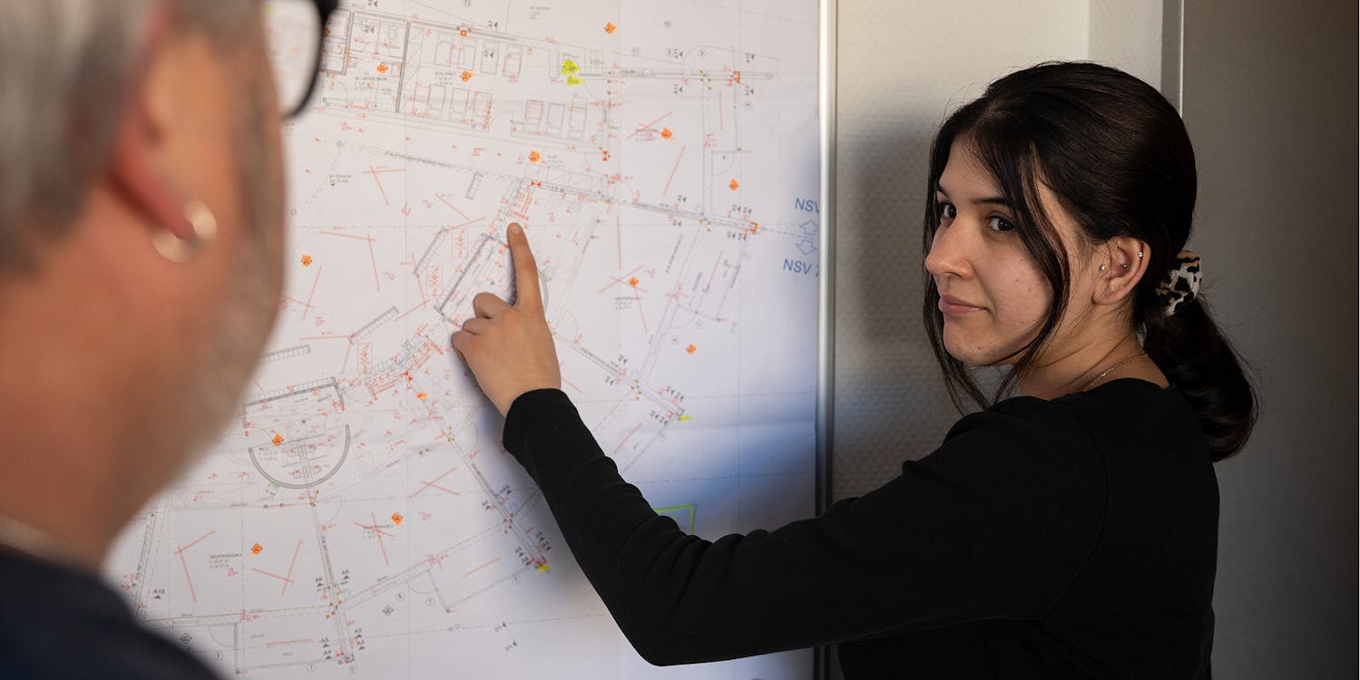 Mitarbeiter bei der technischen Projektplanung Mitarbeiter bei der technischen Projektplanung