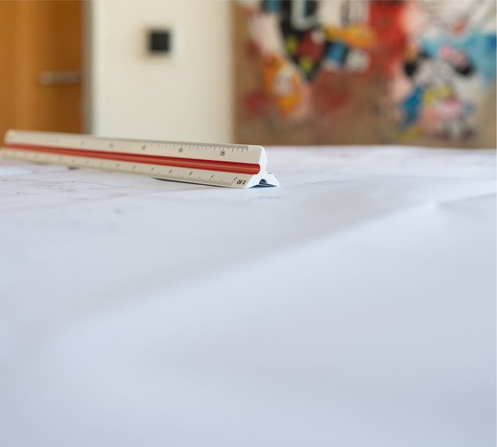 Lineal liegt auf Projektplan Lineal liegt auf Projektplan