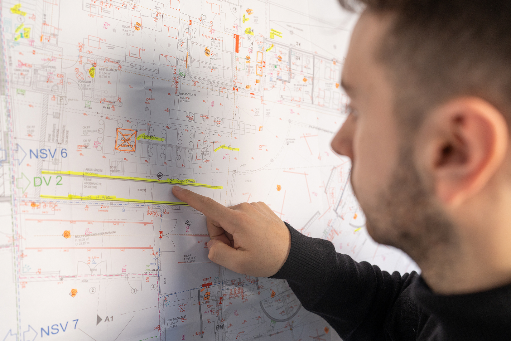 Mitarbeiter zeigt auf Projektplan
