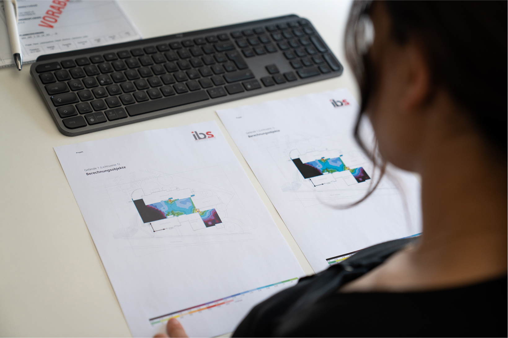 Mitarbeiterin schaut auf Projektausschreibung