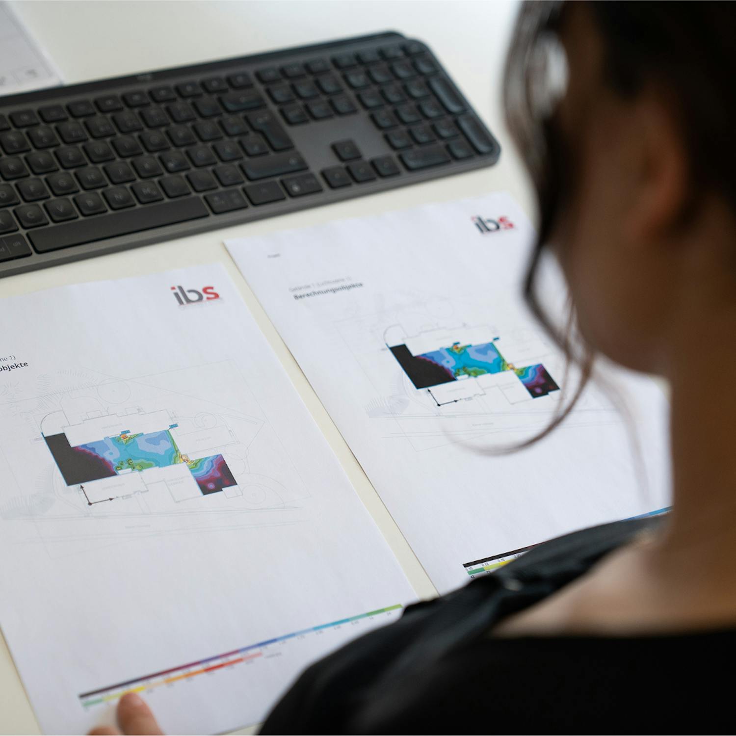 Mitarbeiterin verfasst Projektausschreibung