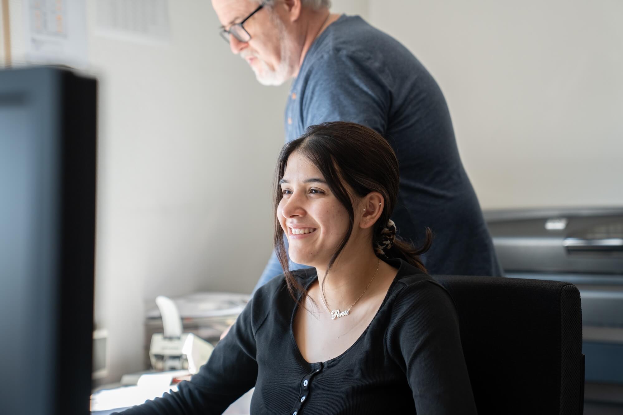 Mitarbeiter am Arbeitsplatz im Ingenieurbüro