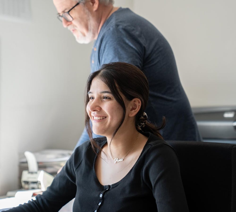Mitarbeiter am Arbeitsplatz im Ingenieurbüro Mitarbeiter am Arbeitsplatz im Ingenieurbüro