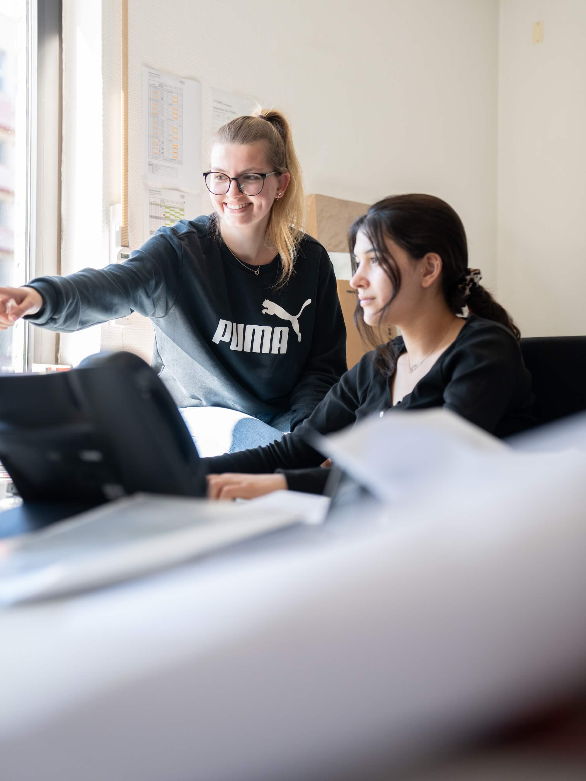 Mitarbeiterinnen des Ingenieurbüros bei der Projektplanung