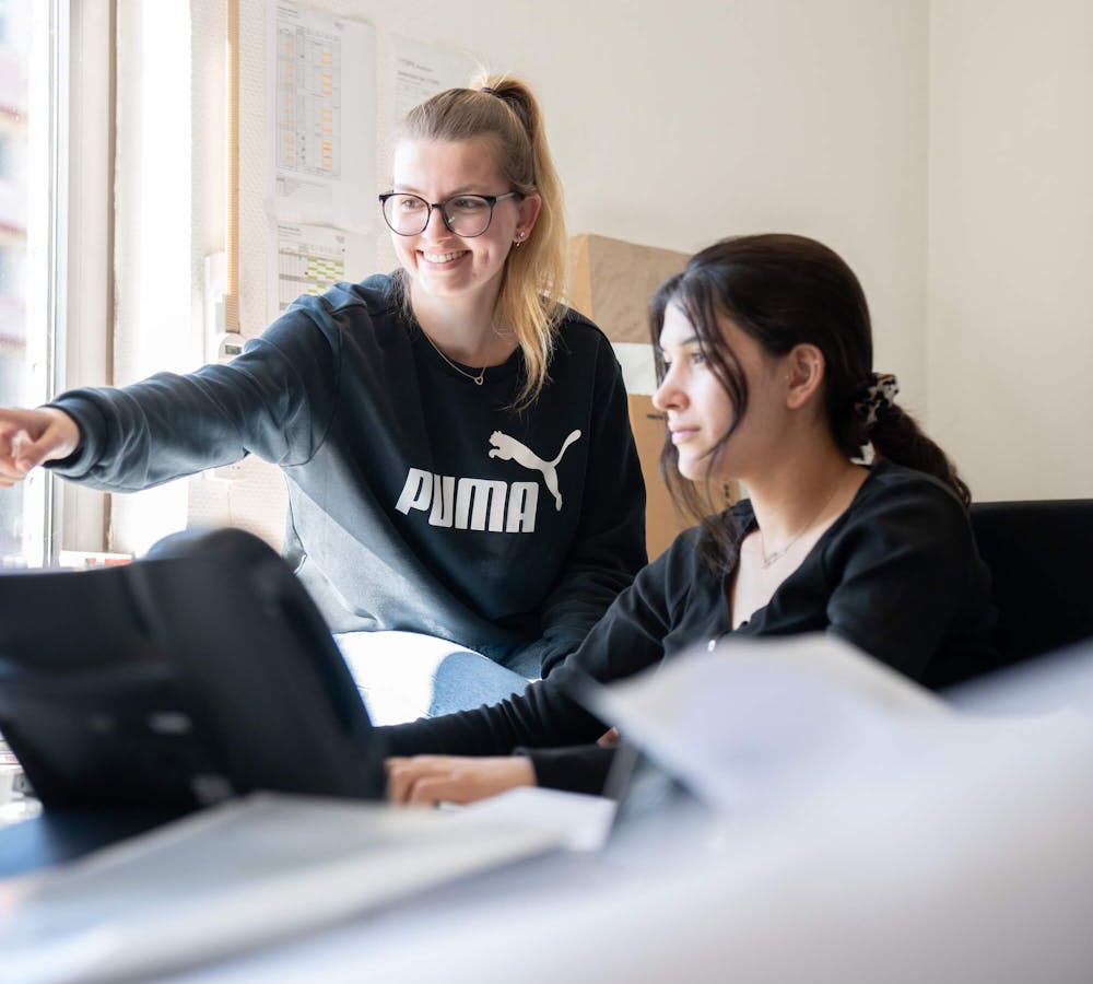 Mitarbeiterinnen des Ingenieurbüros bei der Projektplanung Mitarbeiterinnen des Ingenieurbüros bei der Projektplanung