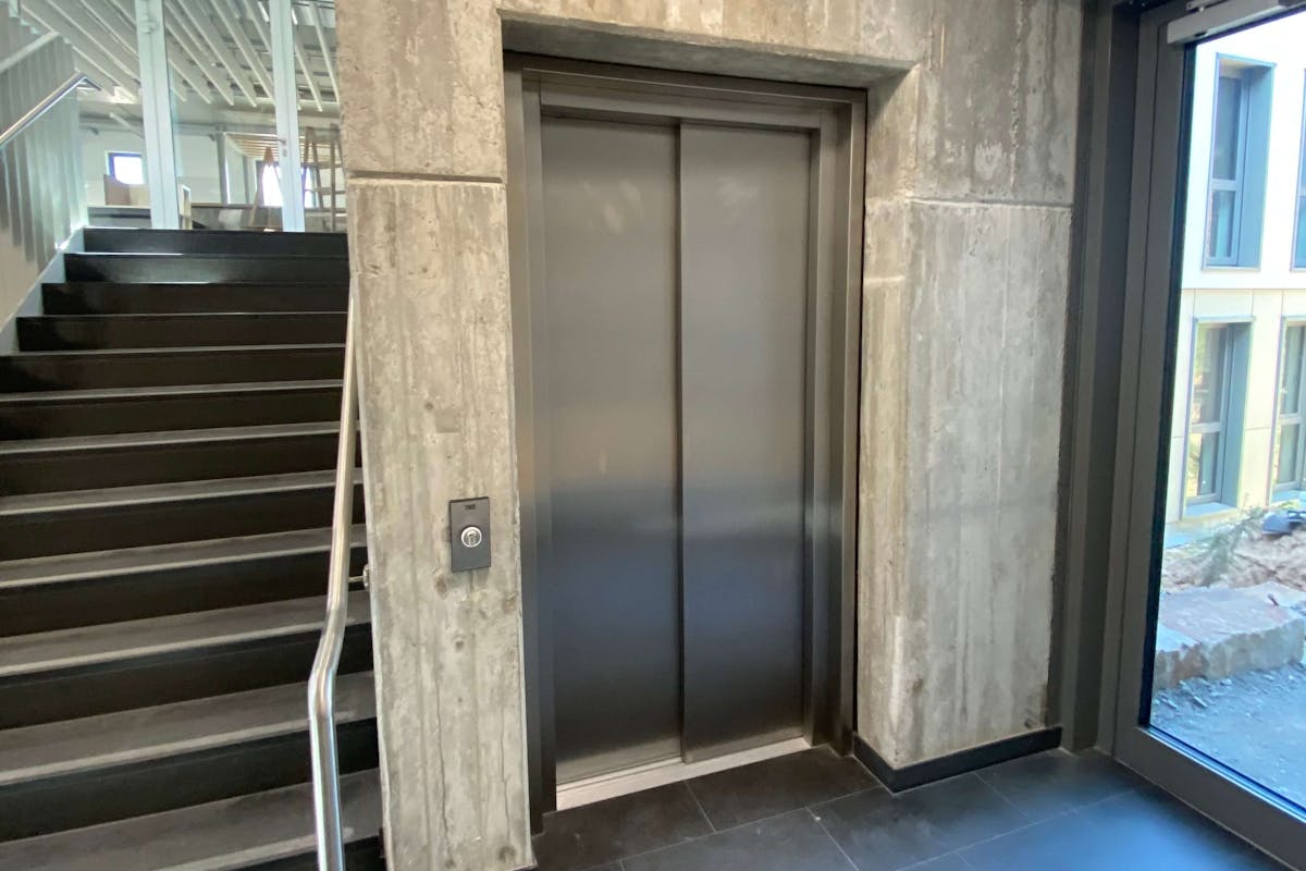 Aufzug in der Steinwaldschule Neukirchen Aufzug in der Steinwaldschule Neukirchen