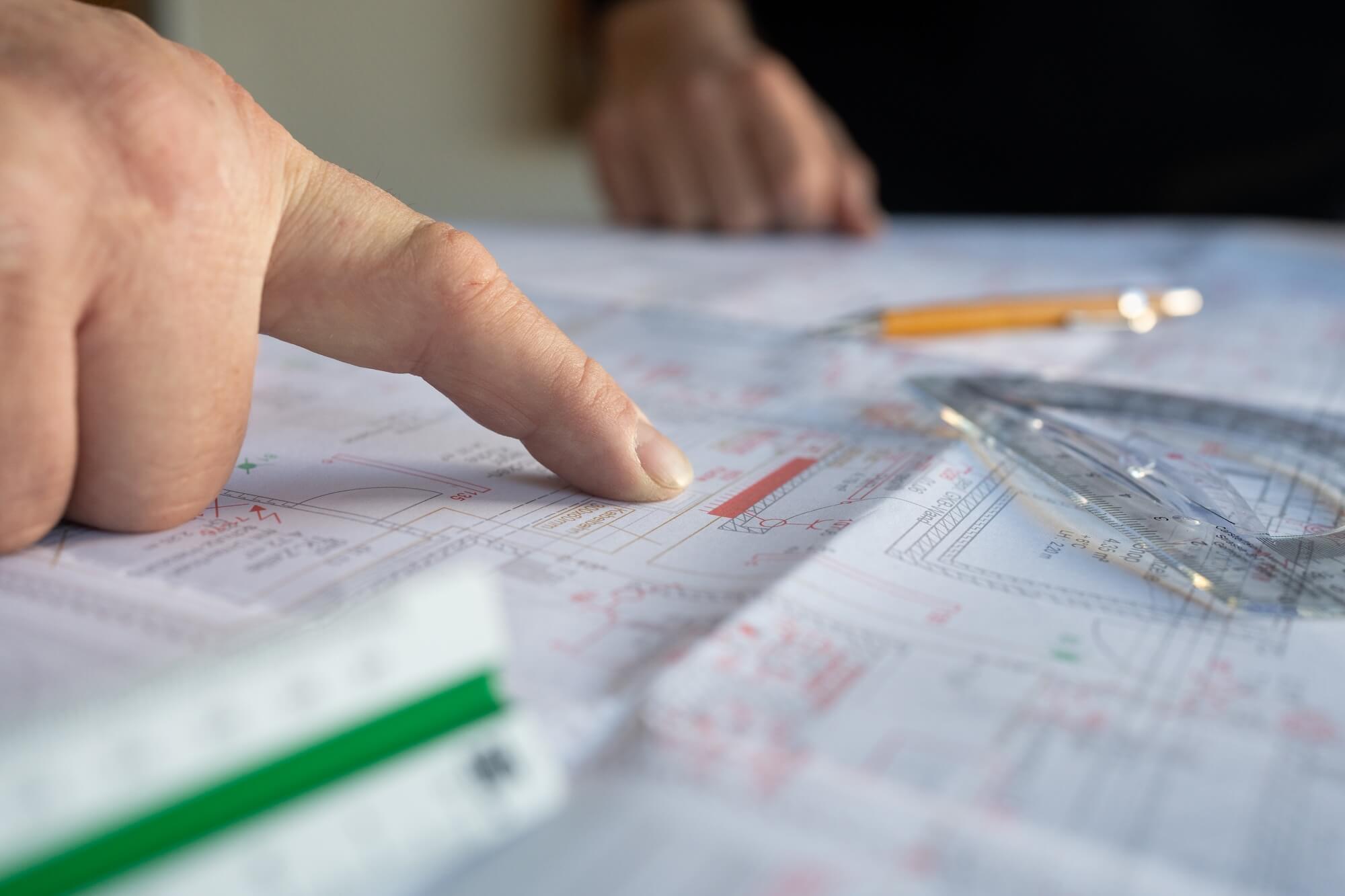 Finger und Lineal auf Projektplan