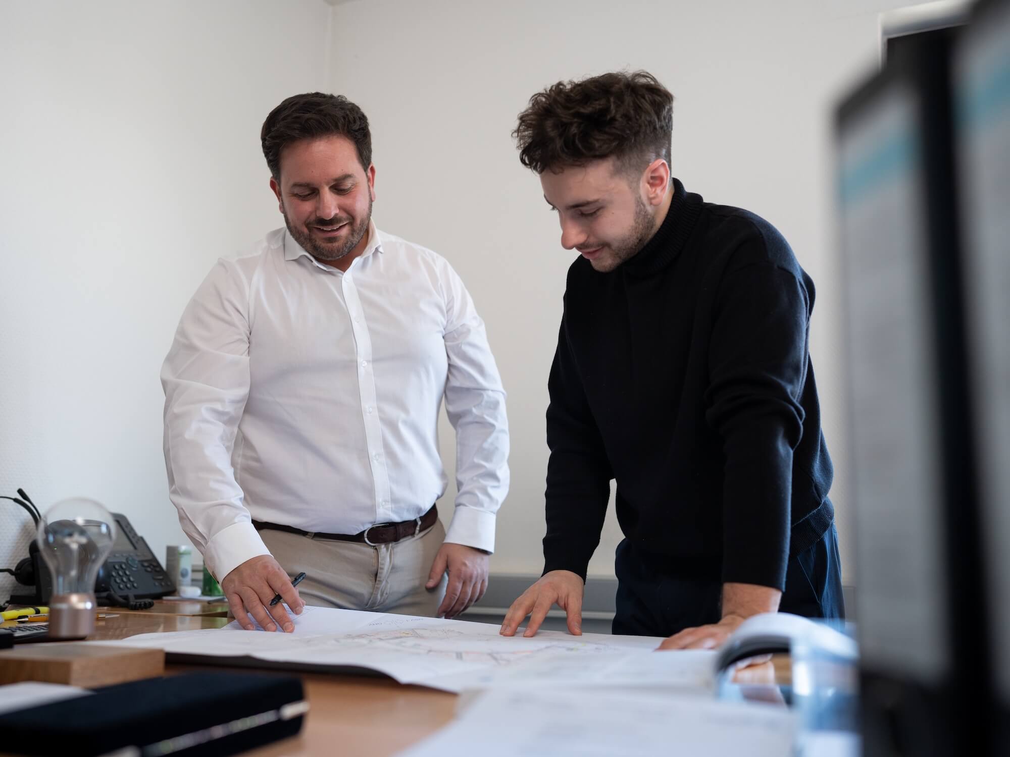 Zwei Mitarbeiter des Ingenieurbüros bei der Ausschreibungserstellung