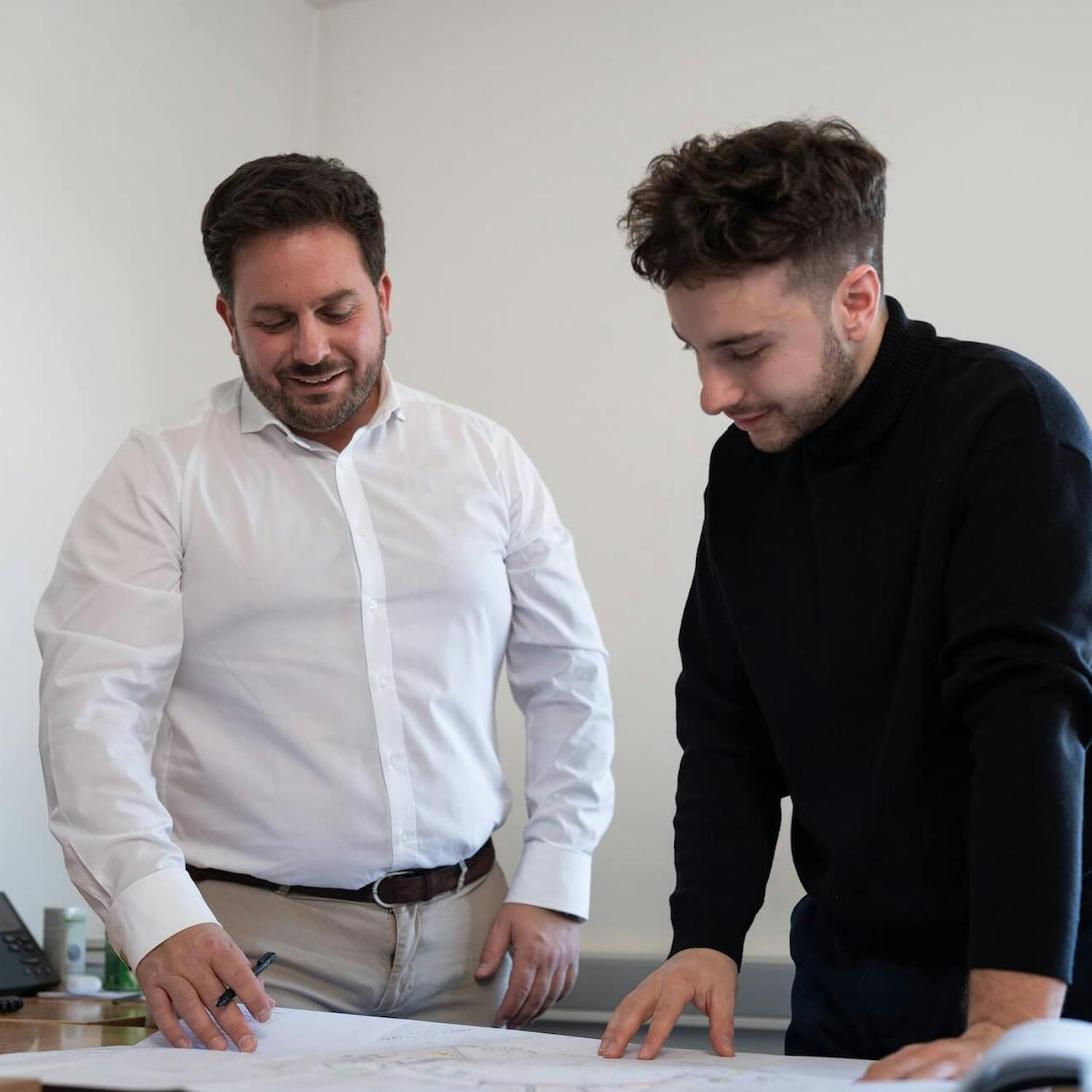 Zwei Mitarbeiter des Ingenieurbüros bei der Ausschreibungserstellung