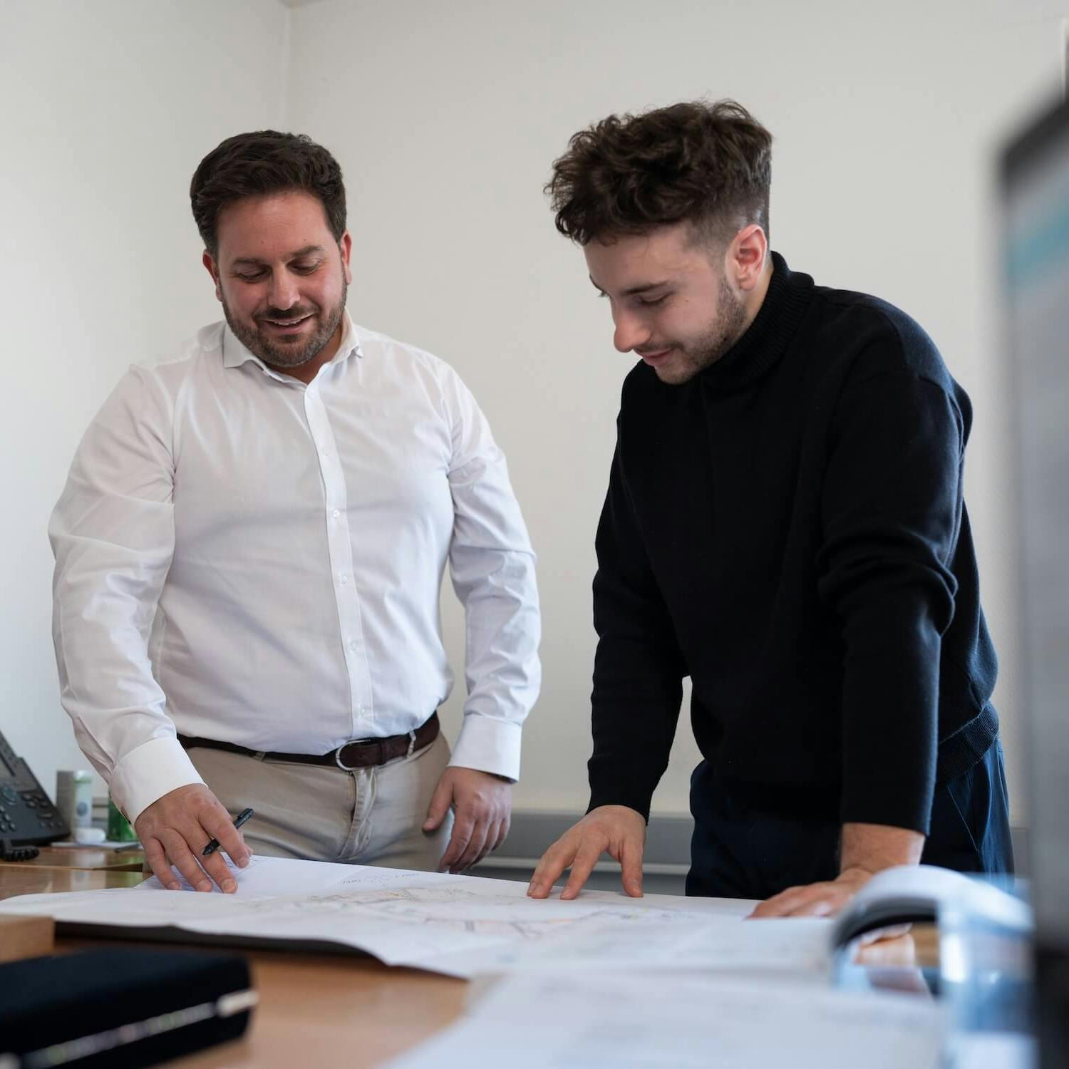 Zwei Mitarbeiter bei der Projektplanung