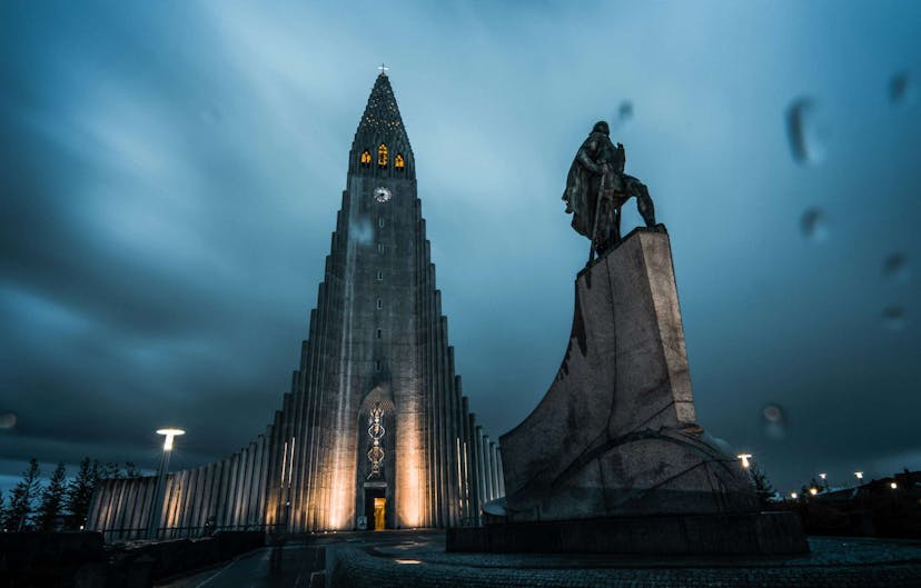 Hallgrimskirkja church at night
