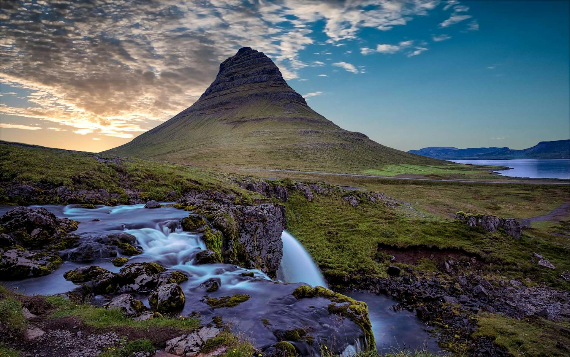 kirkjufell mountain sunset