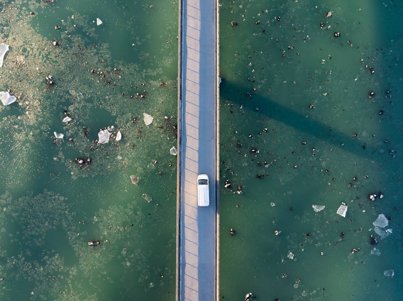 Jökulsárlón glaicier lagoon bridge crossing