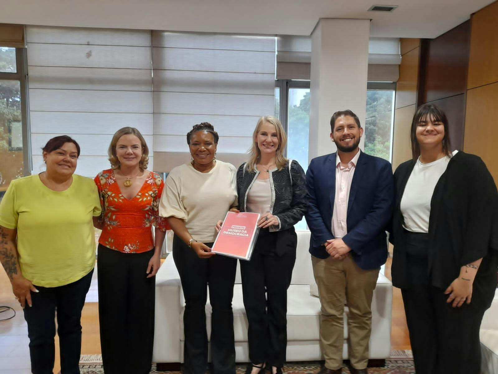 Reunião com a Ministra da Cultura, Margareth Menezes, e a presidenta do PT, deputada federal Gleisi Hoffmann para apresentar o projeto. 