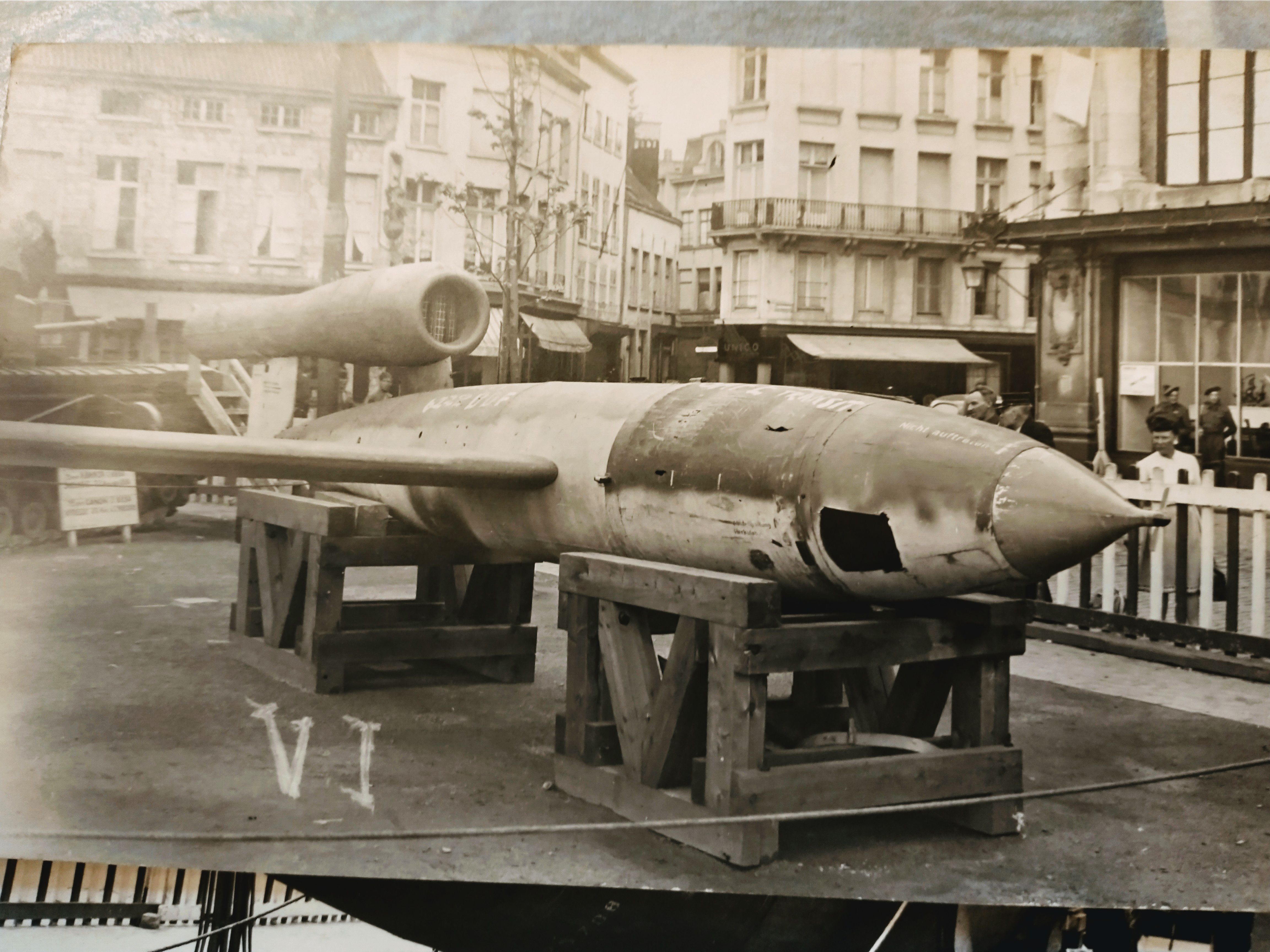 Viss par V-1 "buzz bomb":Viss par V-1 "buzz bomb":  