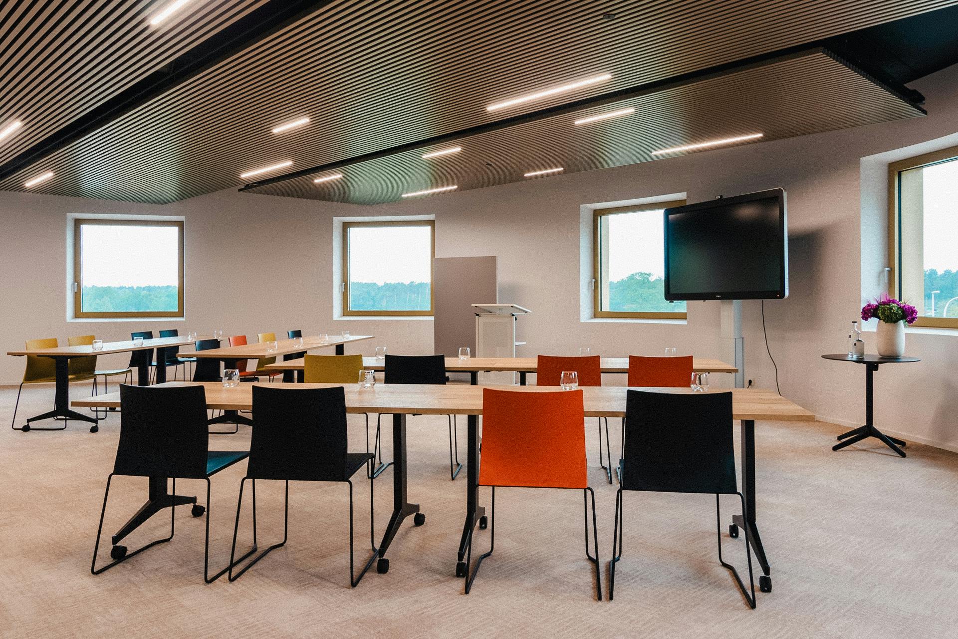 Meeting room "De Kastel", een vergaderzaal met een capaciteit tot 80 personen met beeldscherm.