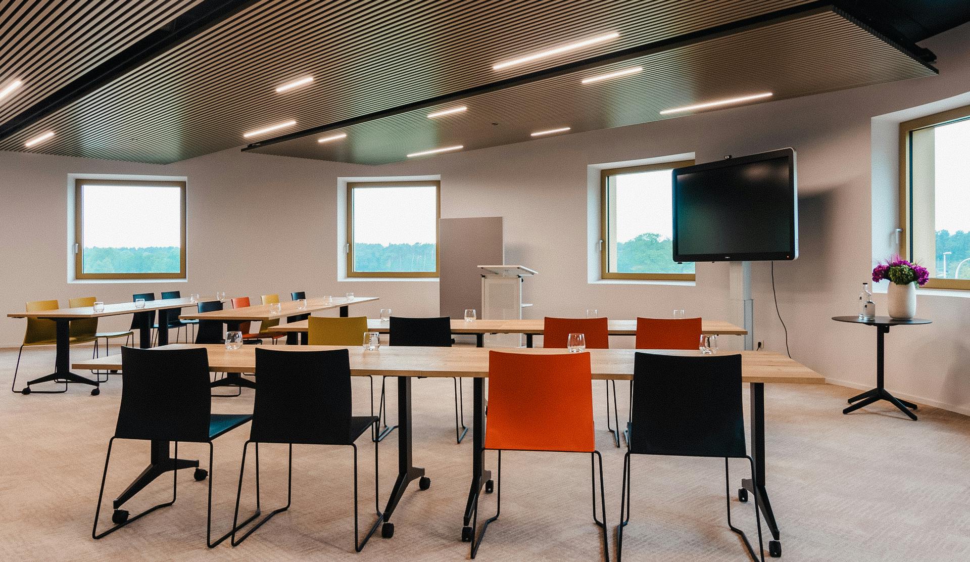 Meeting room "De Kastel", een vergaderzaal met een capaciteit tot 80 personen met beeldscherm.