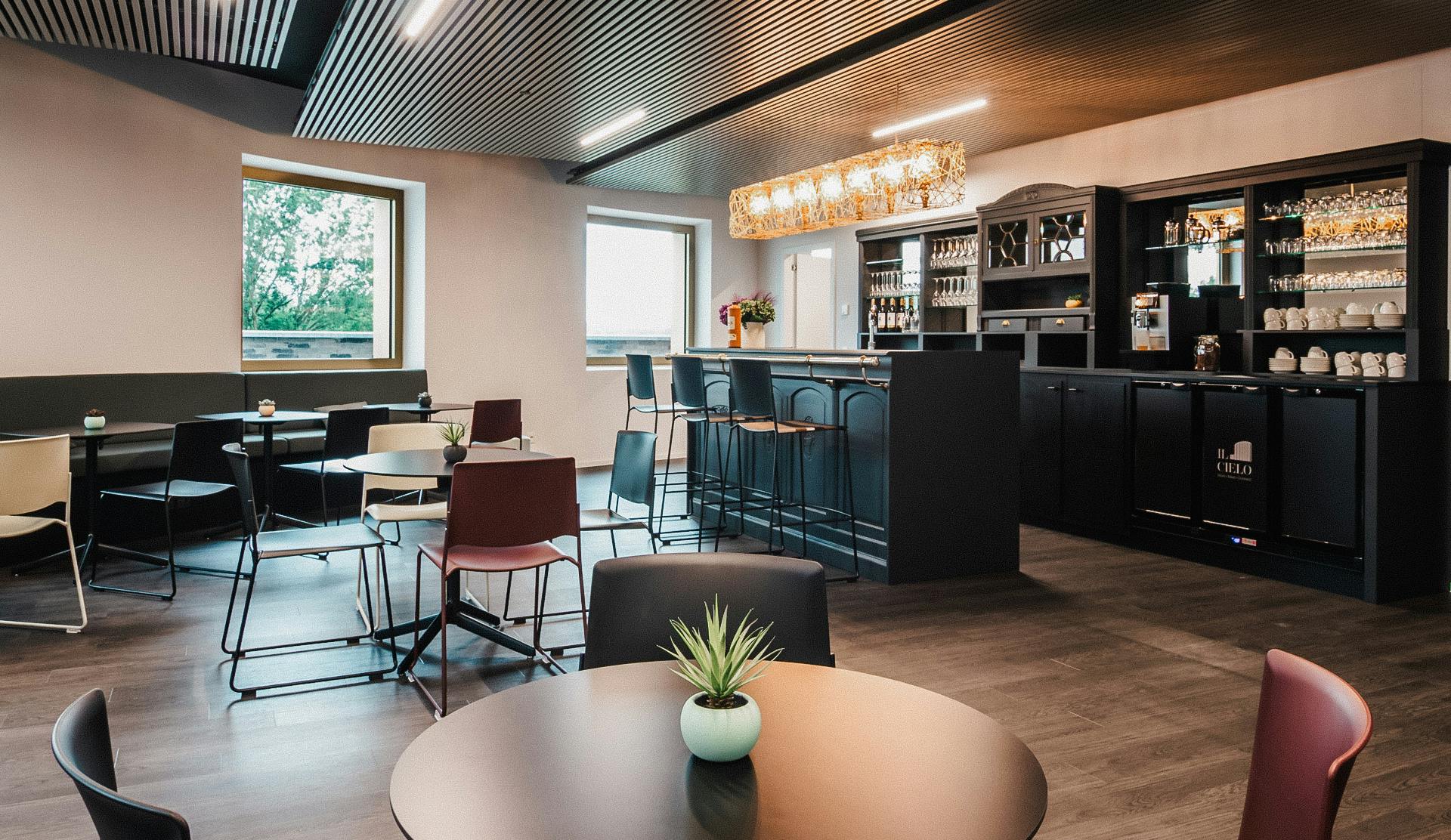 Het Grand Café bij Il Cielo in Kasterlee, een chique netwerkplek na de vergadering, waar je iets kan drinken.