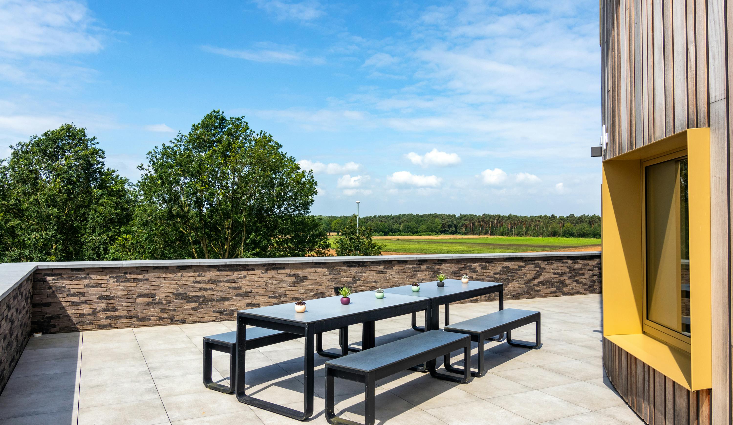 Het mooie terras met zicht op de velden aansluitend op het Grand Café bij Il Cielo in Kasterlee