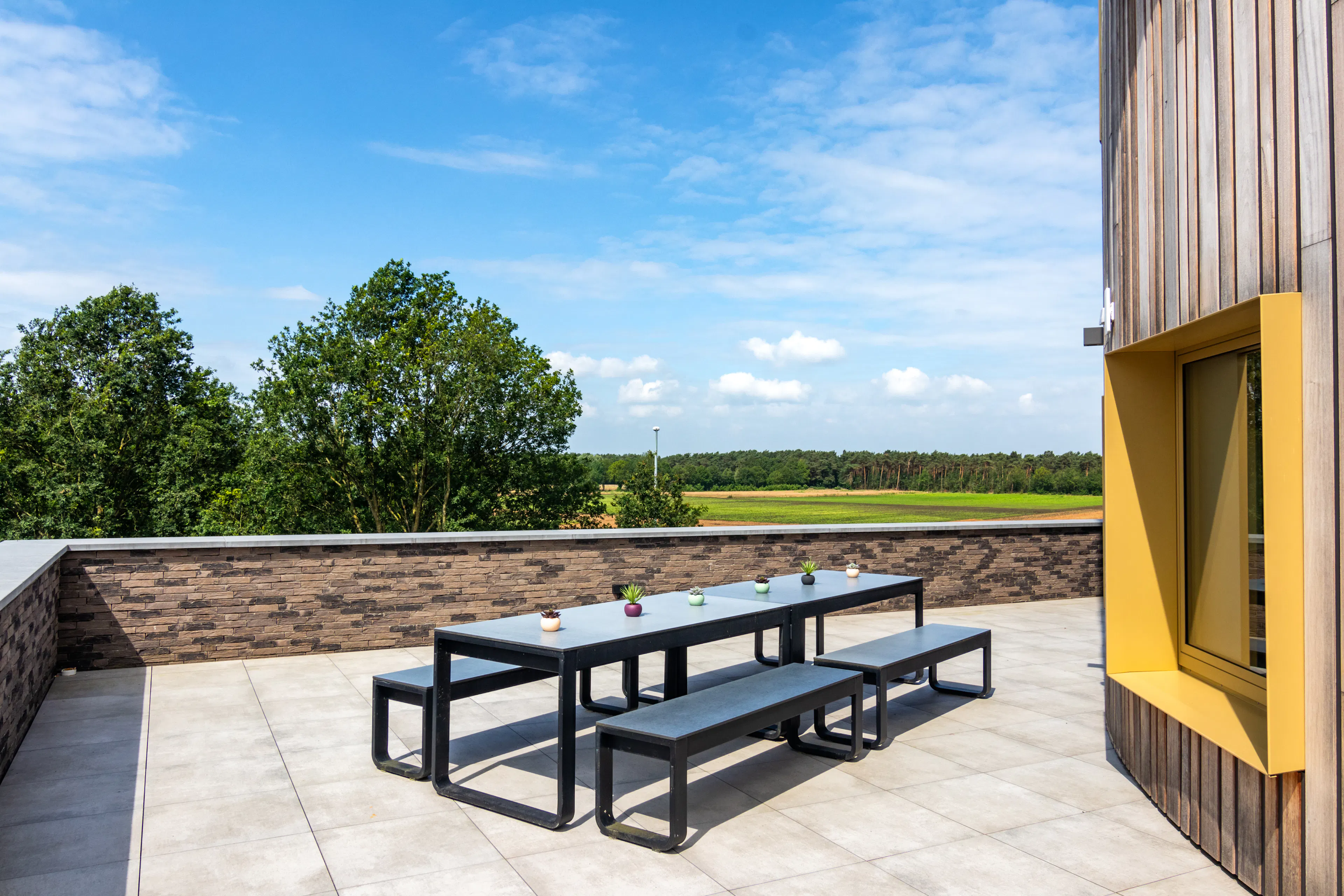 Foto van het terras van de Grand Café buiten