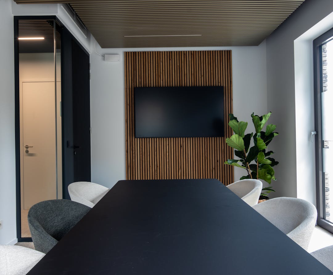 Meeting room "De Heide Oost" is een vergaderzaal voor 6 personen met beeldscherm.