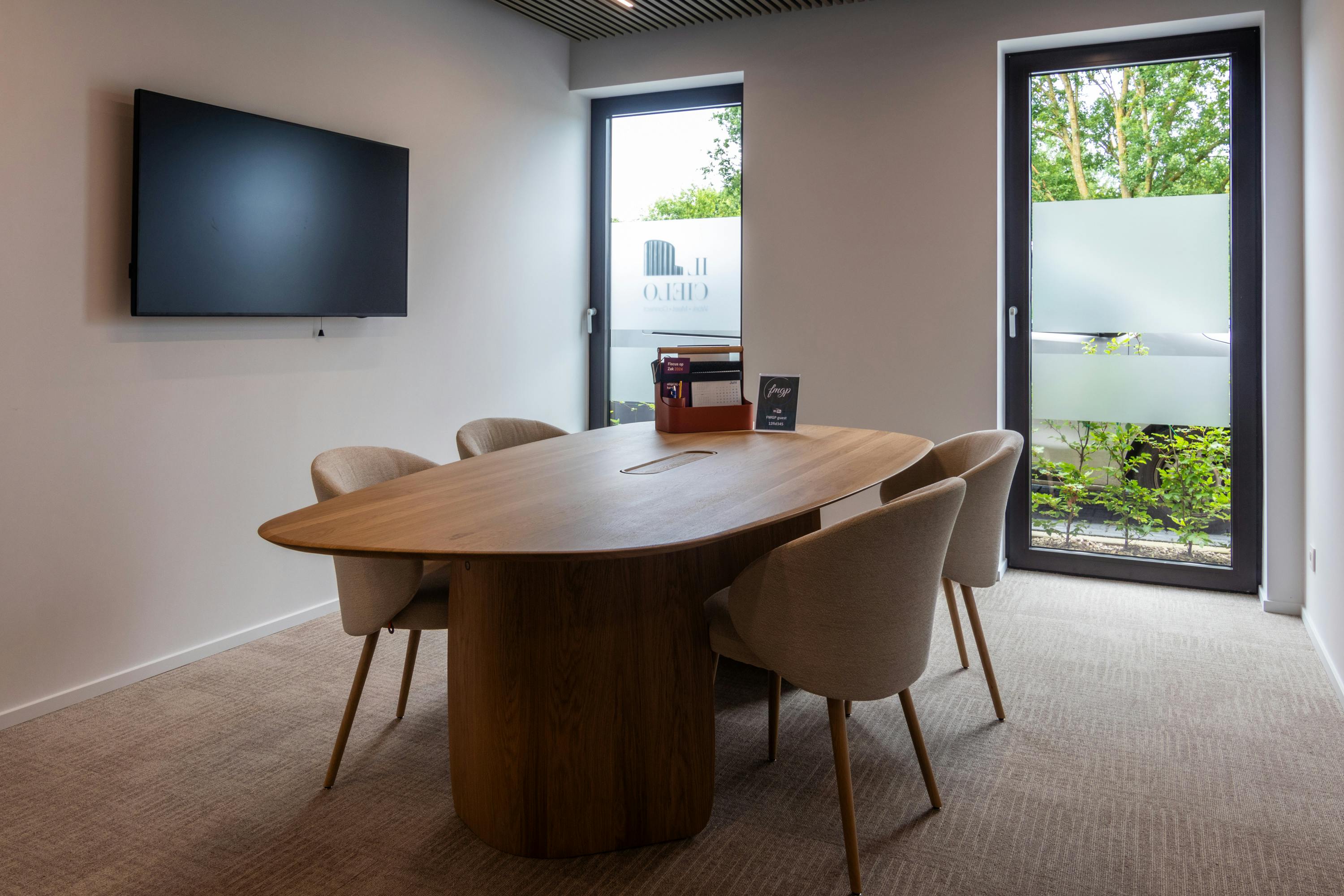 Meeting room "De Duinen", een vergaderzaal voor 6 personen met beeldscherm bij Il Cielo in Kasterlee.