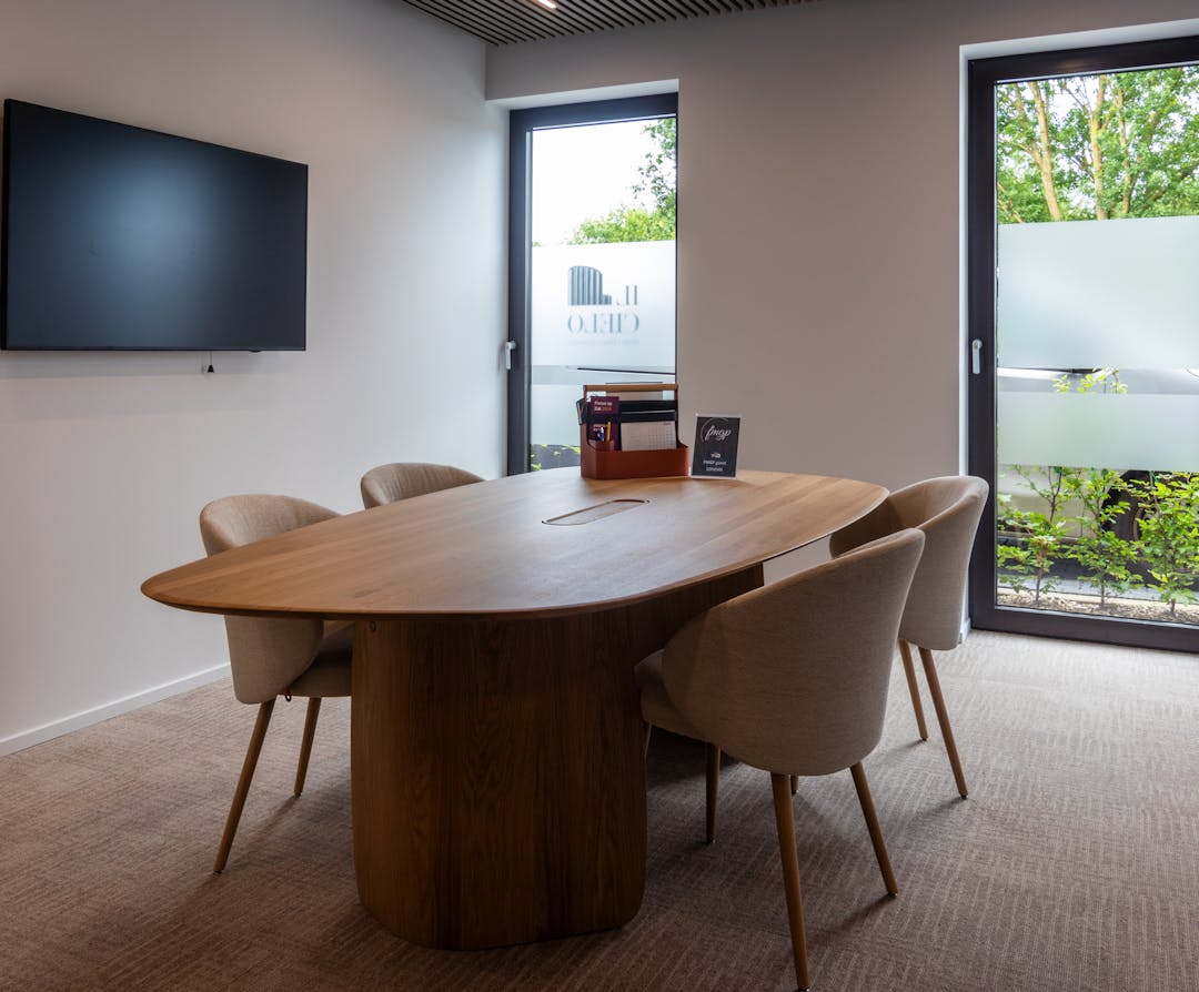 Meeting room "De Duinen", een vergaderzaal voor 6 personen met beeldscherm bij Il Cielo in Kasterlee.