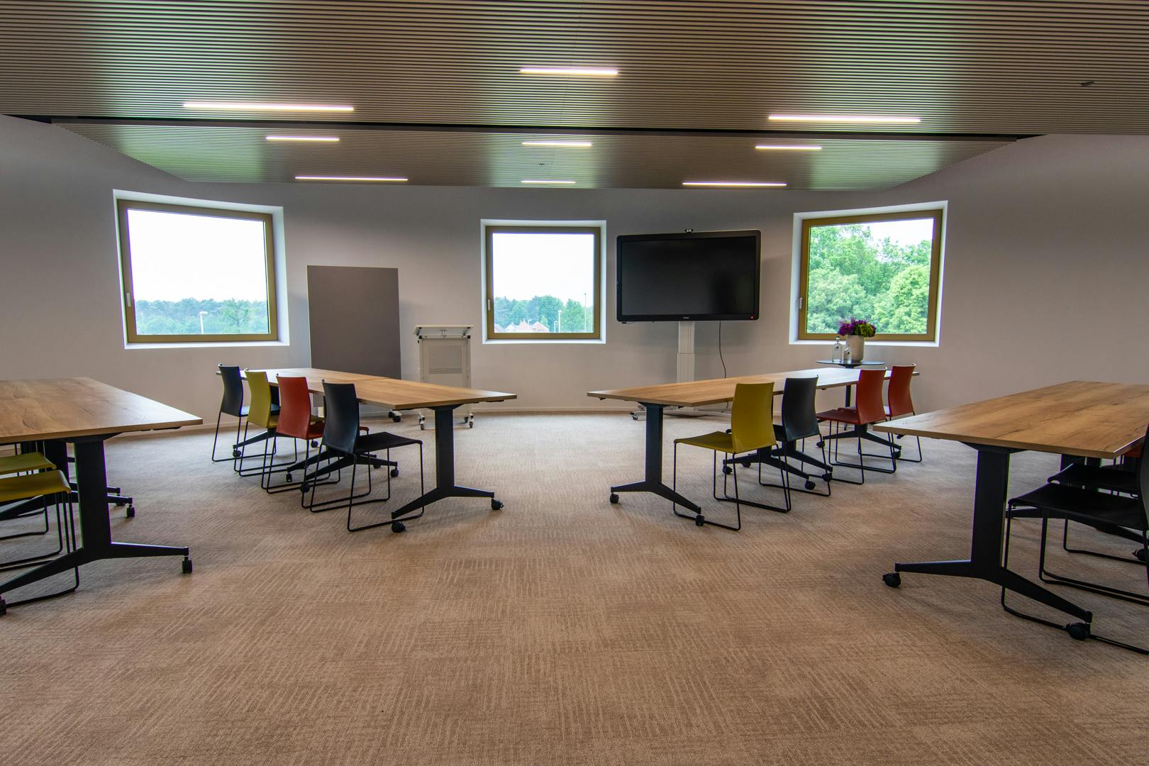 Meeting room "De Kastel" met een schoolopstelling met banken in de vergaderzaal, inclusief groot scherm bij Il Cielo in Kasterlee.