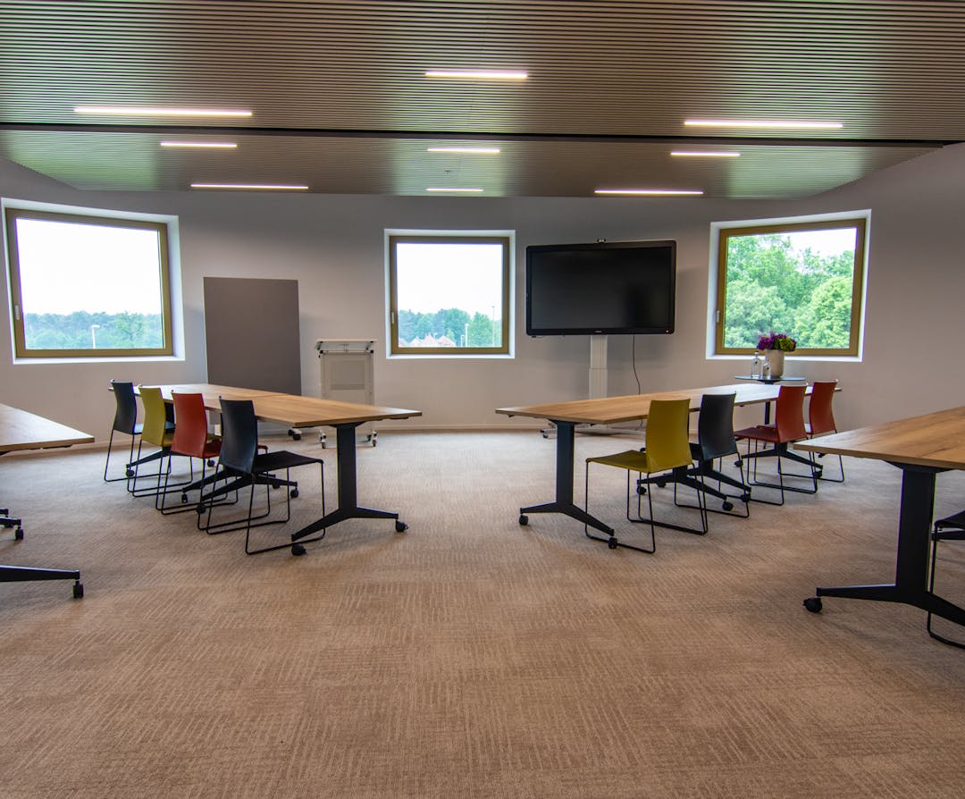 Meeting room "De Kastel" met een schoolopstelling met banken in de vergaderzaal, inclusief groot scherm bij Il Cielo in Kasterlee.
