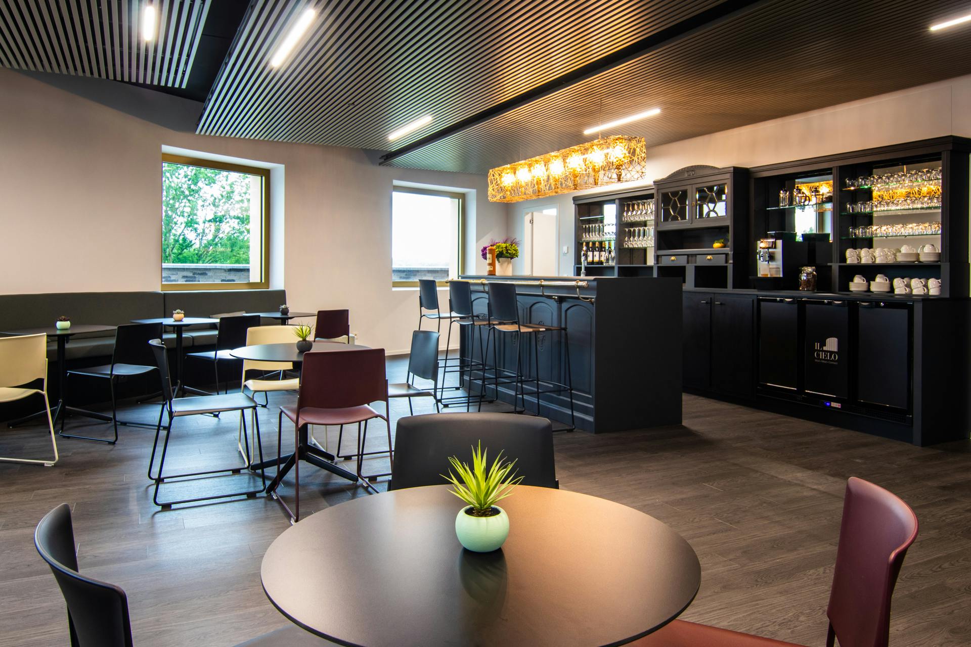 Netwerkruimte "Grand Café" met toog en zitplaatsen bij Il Cielo in Kasterlee.