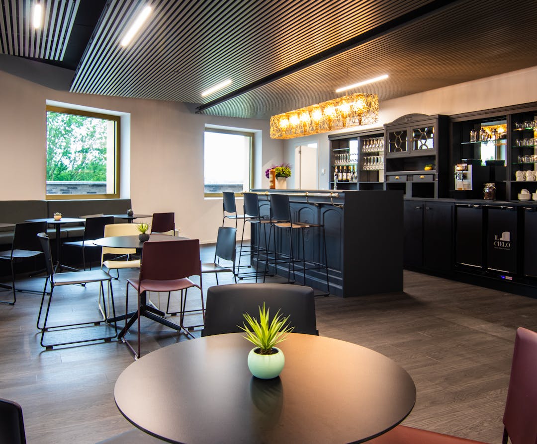 Netwerkruimte "Grand Café" met toog en zitplaatsen bij Il Cielo in Kasterlee.