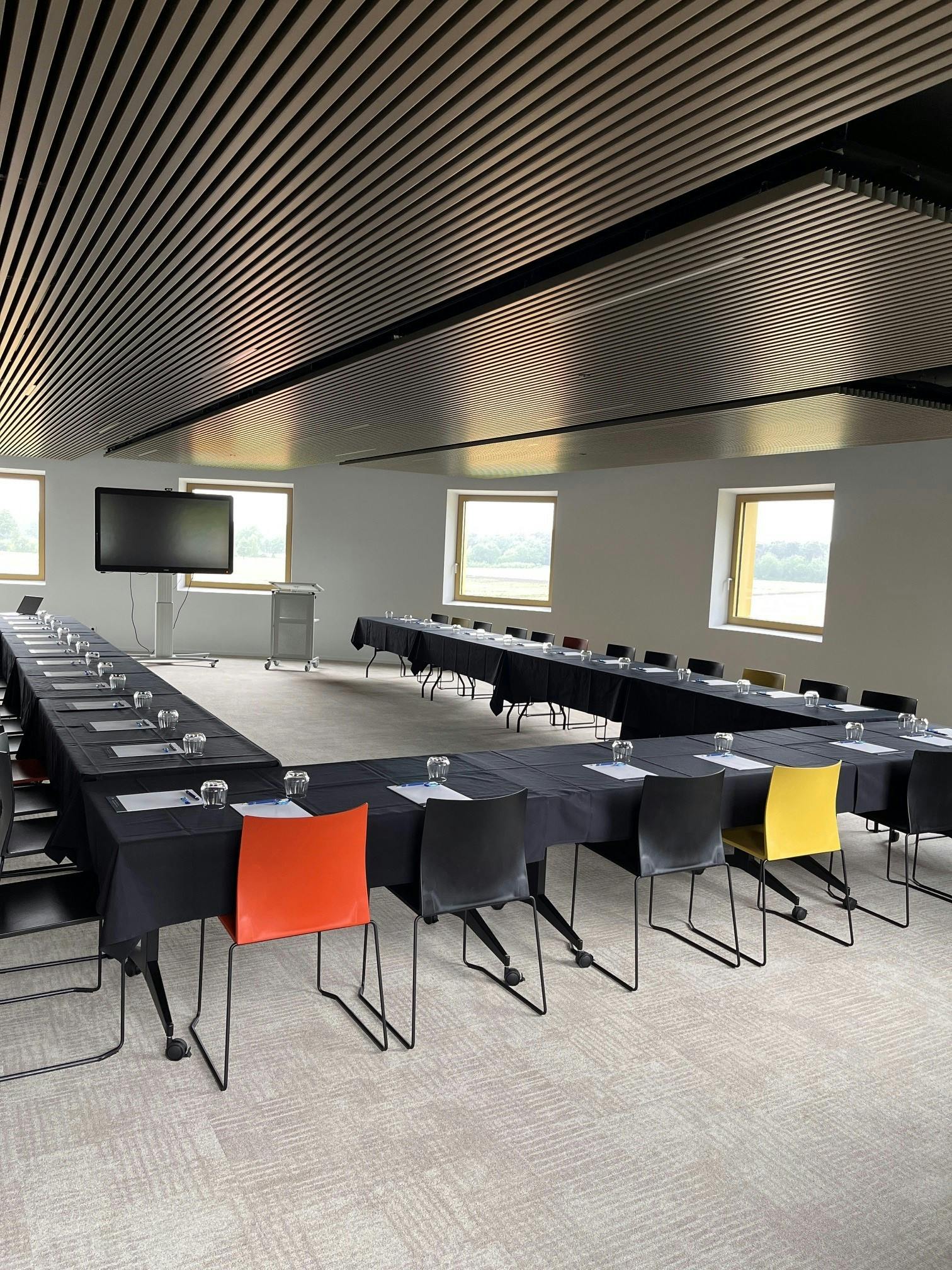 Meeting room "De Kastel", een vergaderzaal met een capaciteit tot 80 personen met beeldscherm.