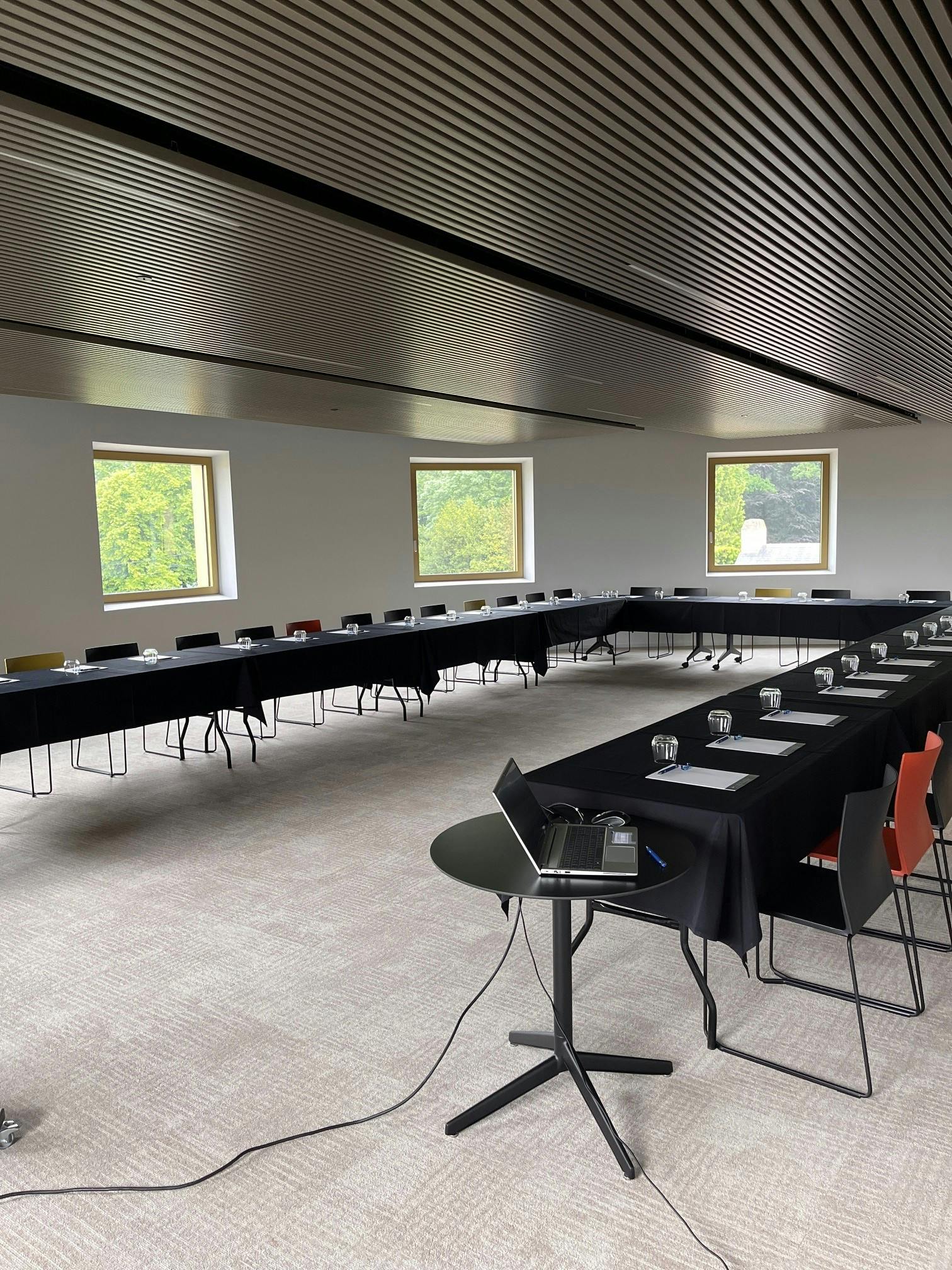 Meeting room "De Kastel", een vergaderzaal met een capaciteit tot 80 personen met beeldscherm.