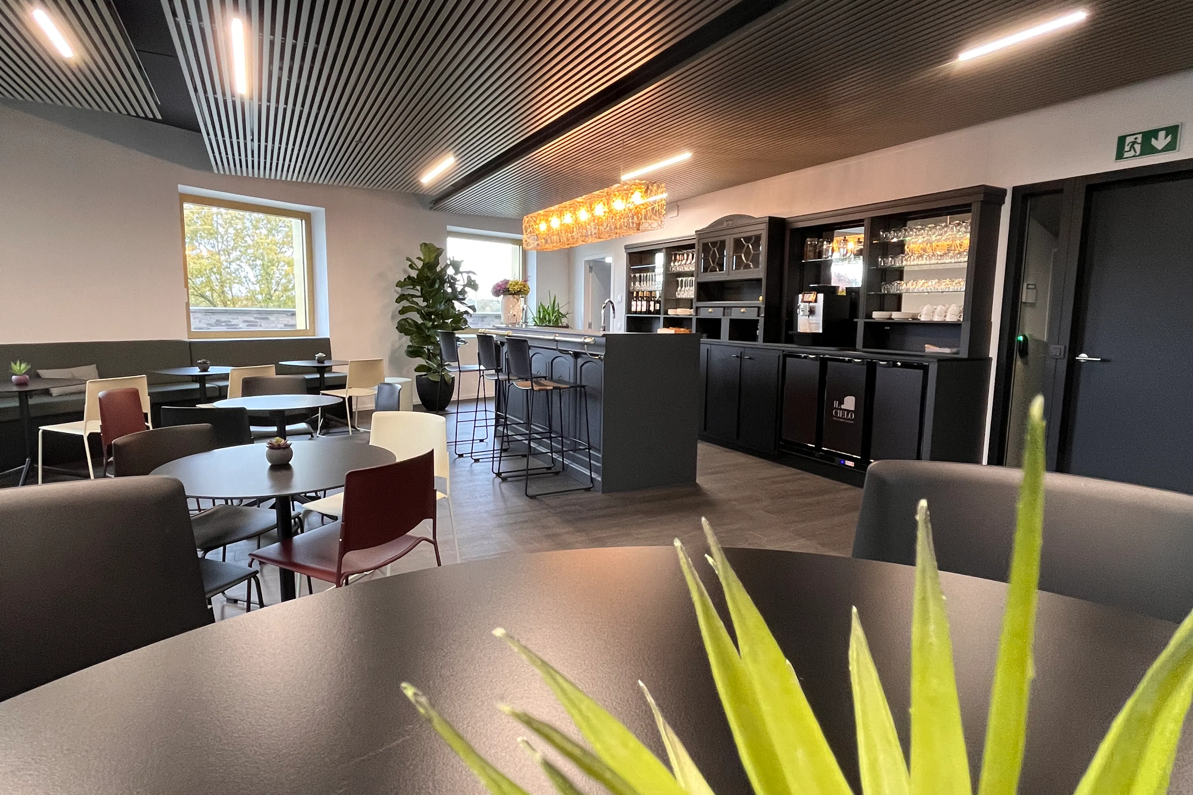 Sfeervolle foto van het Grand Café met zicht op de toog.