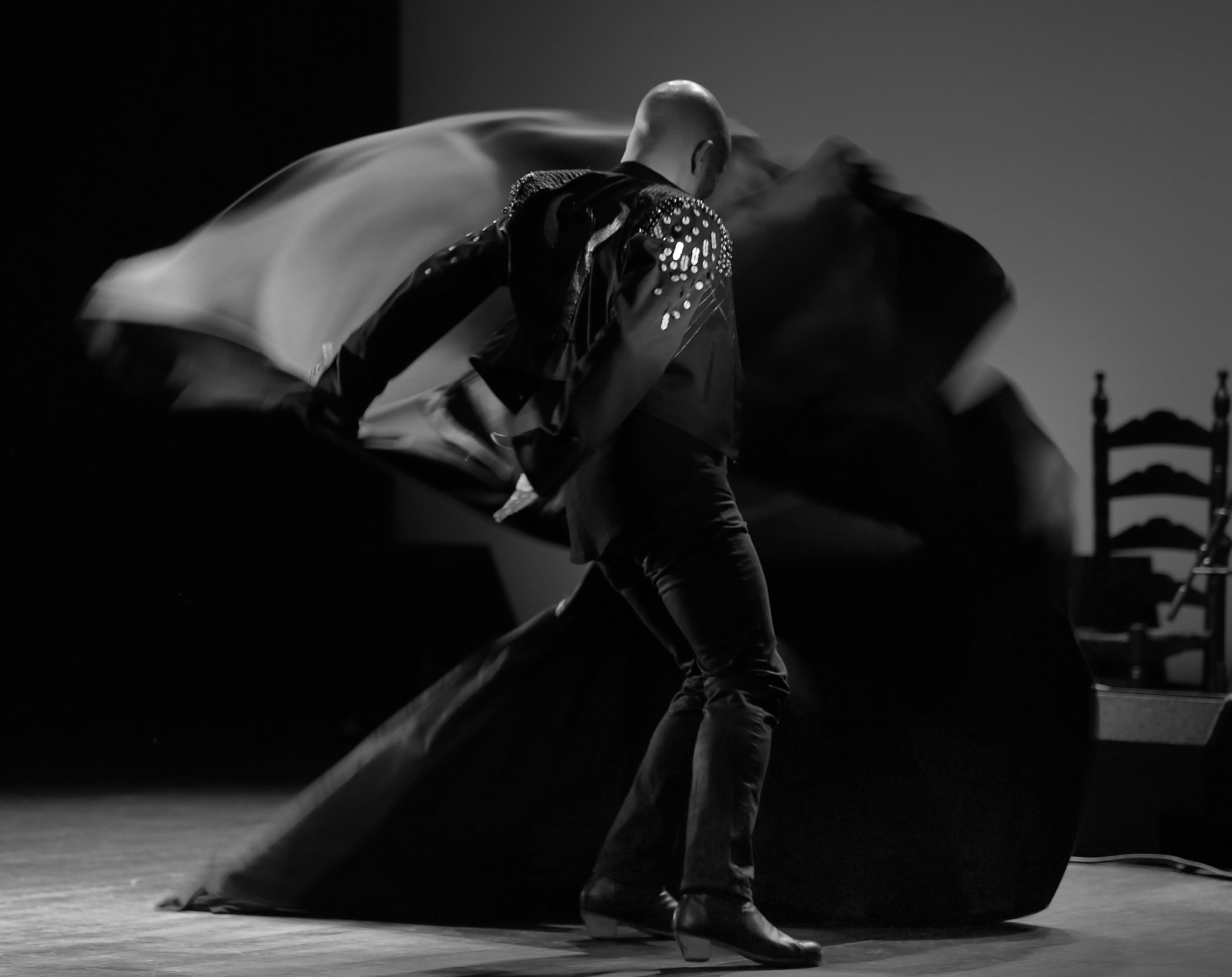 Antonio Perujo baila flamenco con una gran capa.