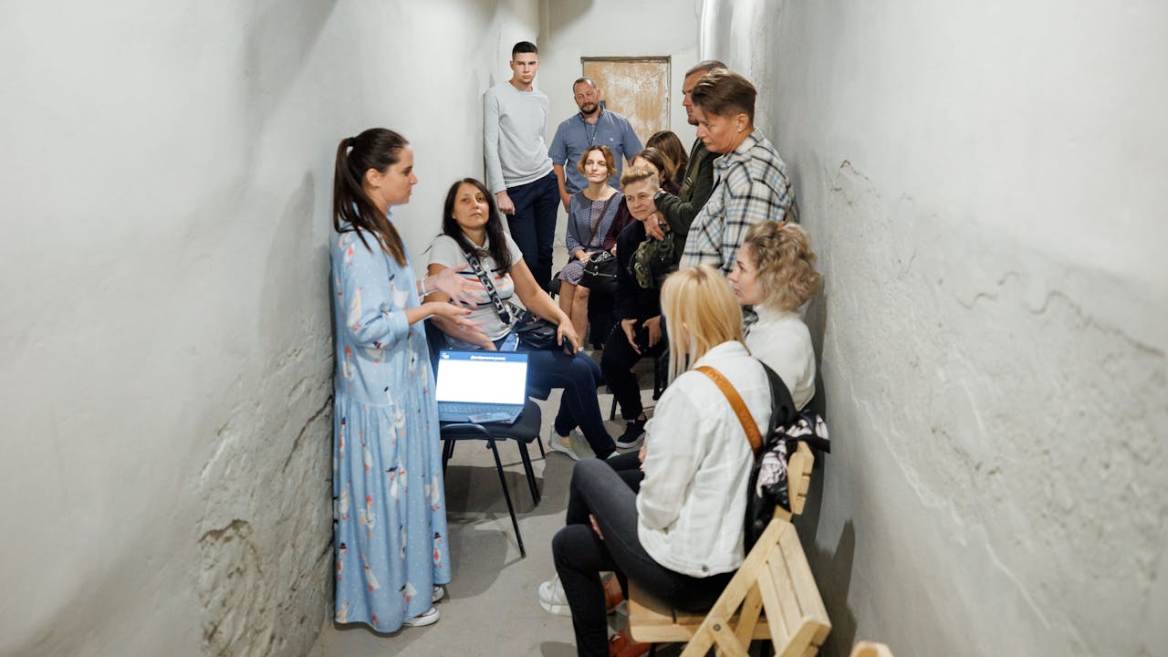 Un groupe de stagiaires, dont une majorité de femmes, participe à un cours de la formation «Gérez Mieux Votre Entreprise» dans un abri anti-aérien en Ukraine.