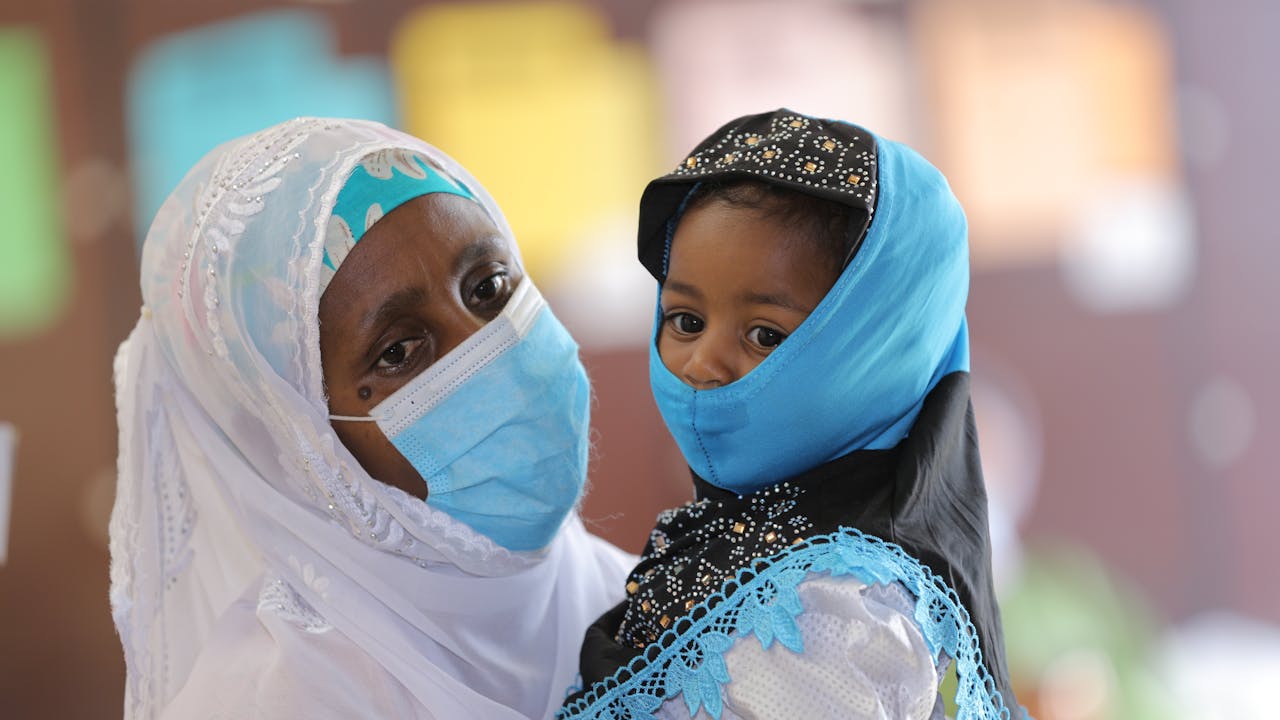 Una madre y su hijo llevan una máscara para protegerse de la COVID-19.