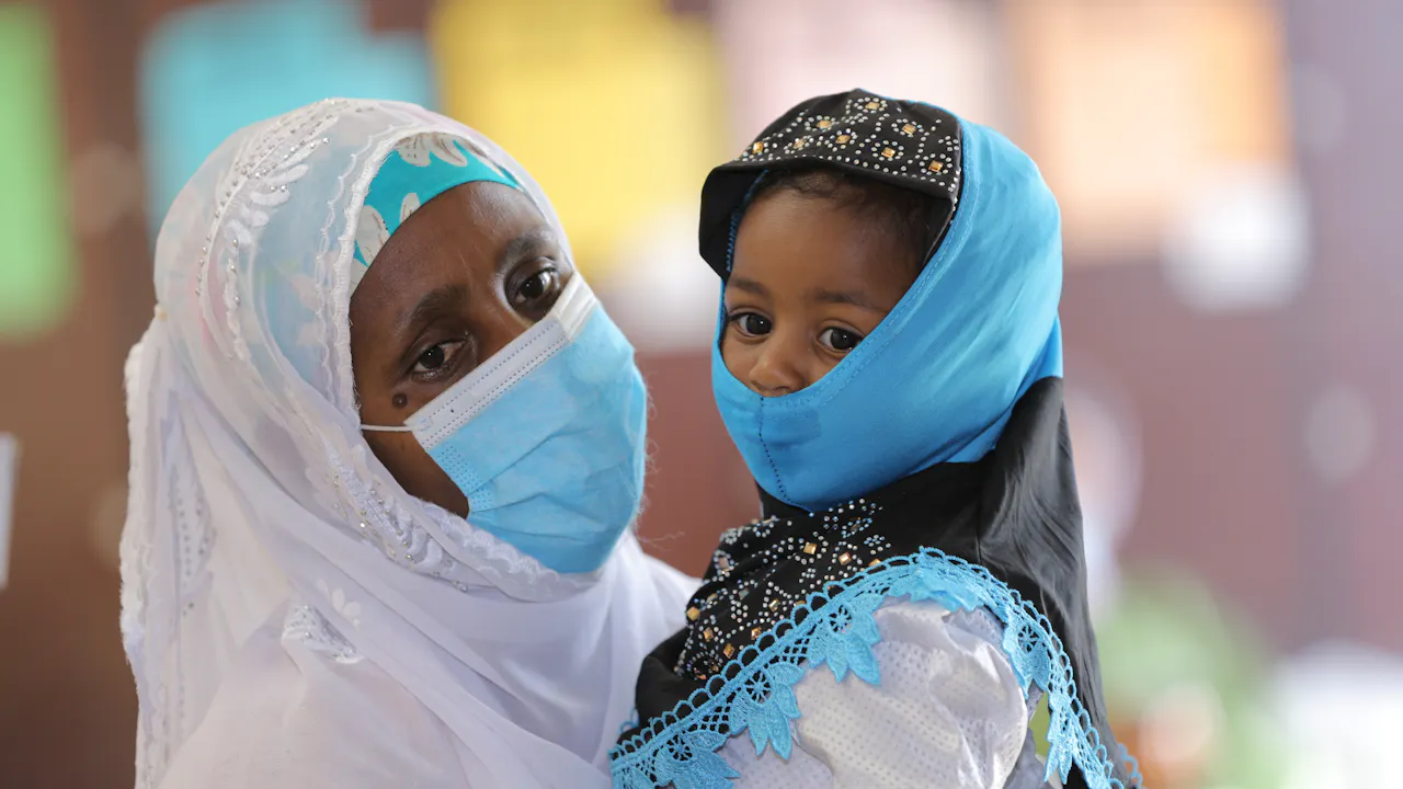 Une mère et son enfant portent un masque pour se protéger contre le COVID-19.