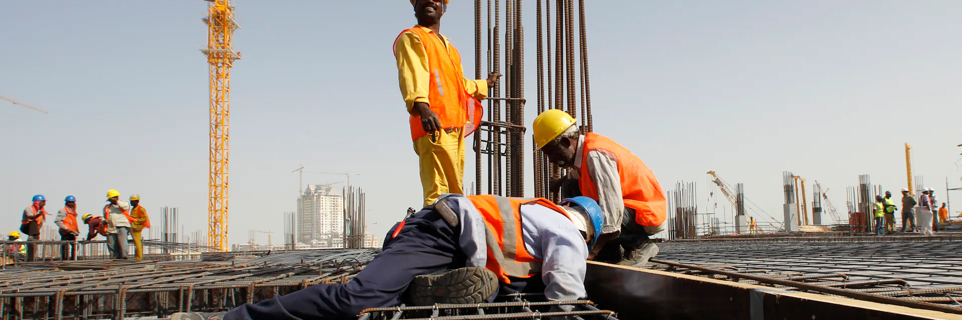 Trabajadores extranjeros trabajan en una obra en construcción en Qatar
