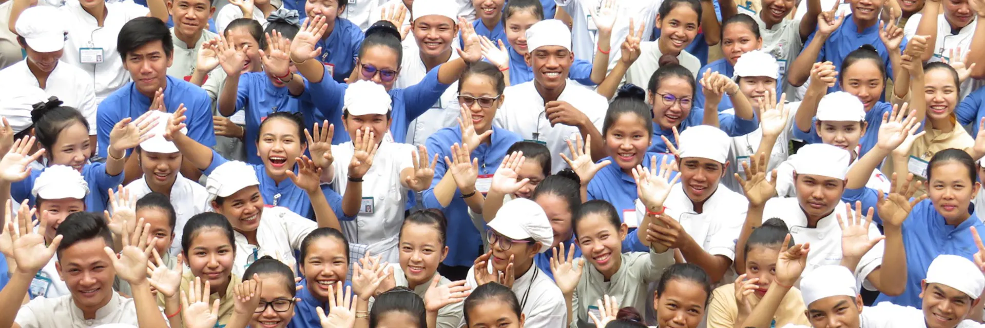 Foto de grupo de estudiantes de la escuela de hostelería y de turismo Paul Dubrule, en Angkor, en Camboya