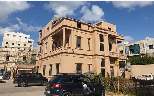 El exterior del edificio de la policía municipal de Karantina antes de las obras de rehabilitación. La pintura es de color beige.